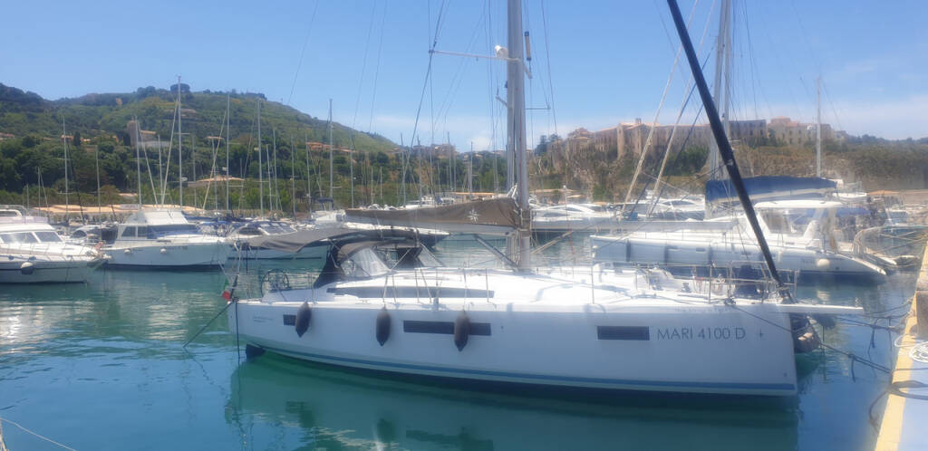 Sailing yacht Sun Odyssey 410 The song is you