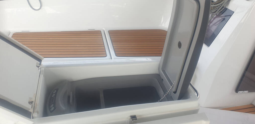Sailing yacht Sun Odyssey 410 The song is you