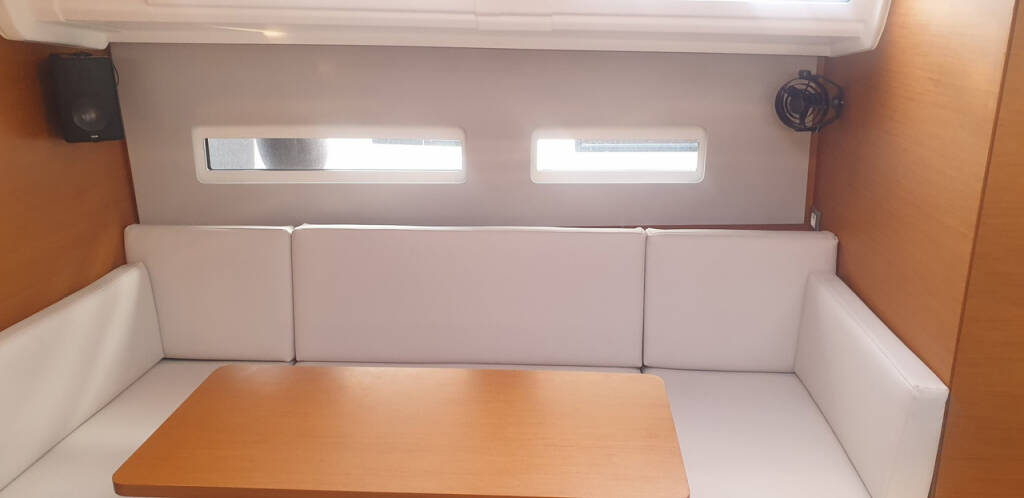 Sailing yacht Sun Odyssey 410 The song is you