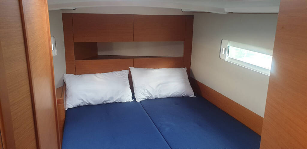 Sailing yacht Sun Odyssey 410 The song is you