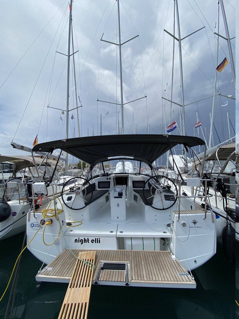 Sailing yacht Sun Odyssey 410 night elli