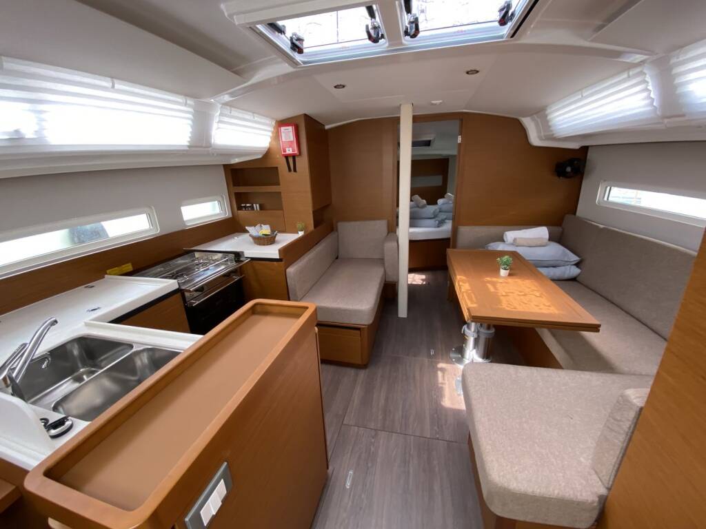 Sailing yacht Sun Odyssey 410 night elli