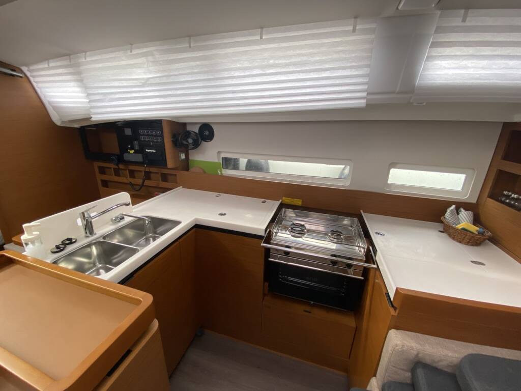 Sailing yacht Sun Odyssey 410 night elli