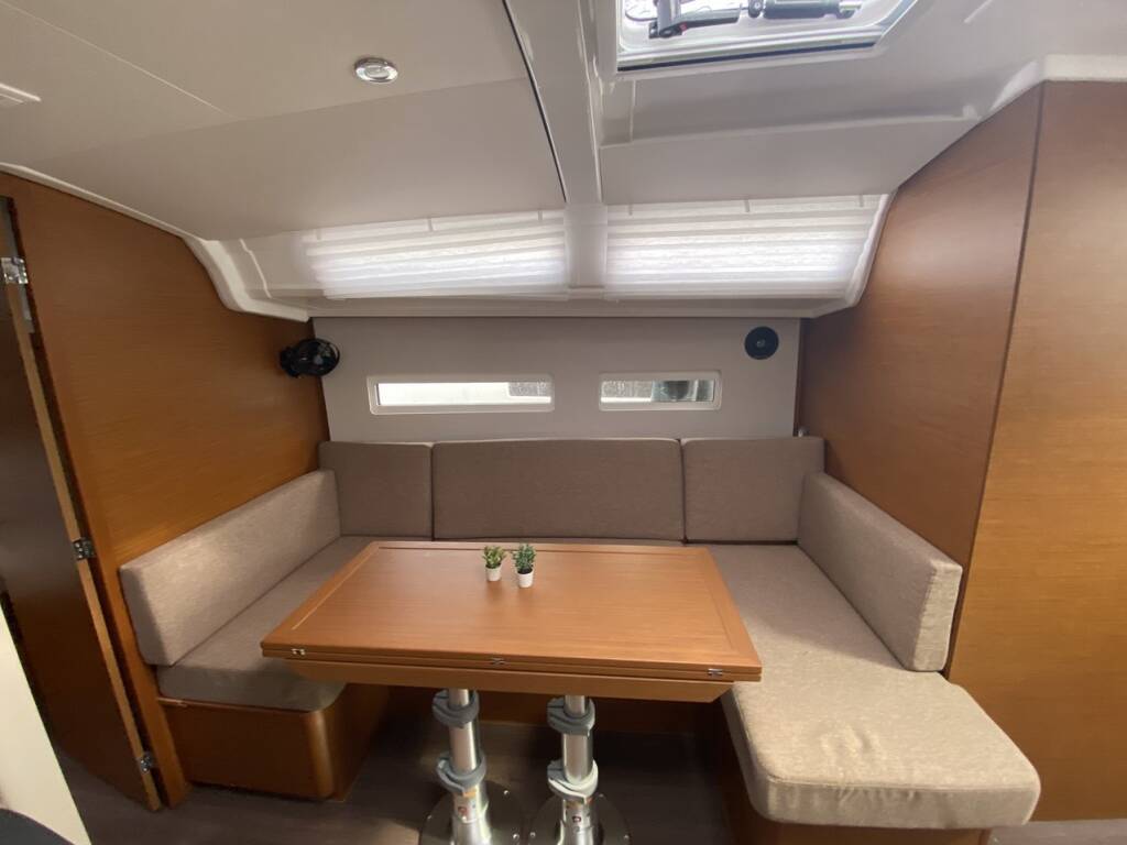 Sailing yacht Sun Odyssey 410 night elli