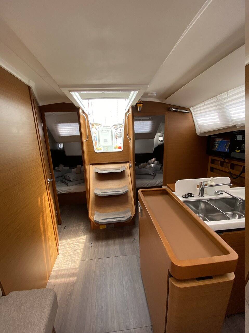 Sailing yacht Sun Odyssey 410 night elli