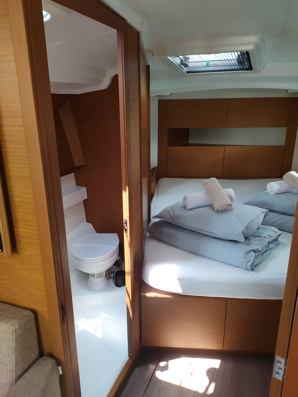 Sailing yacht Sun Odyssey 410 night elli