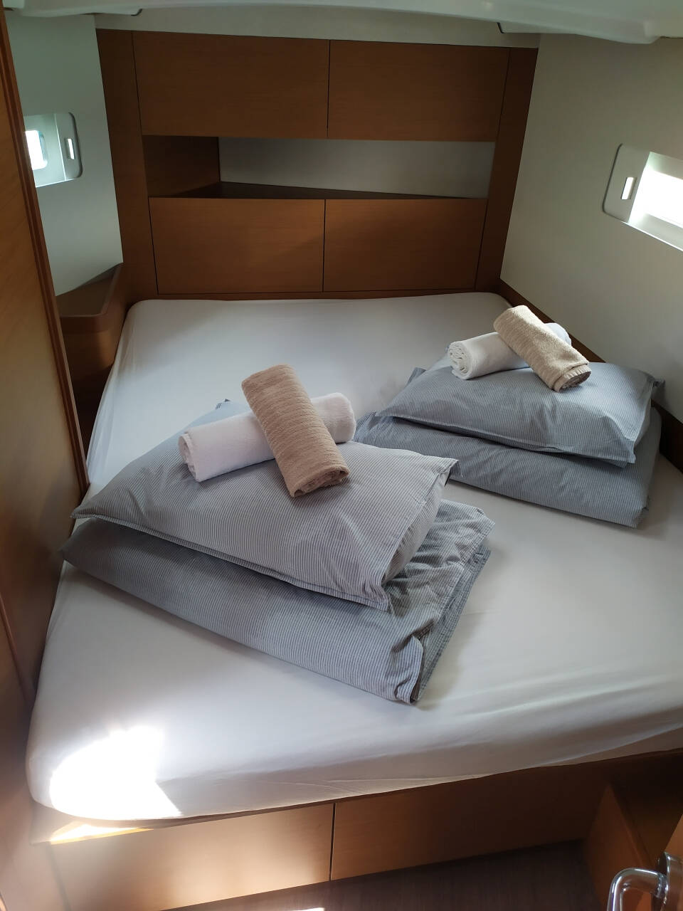 Sailing yacht Sun Odyssey 410 night elli