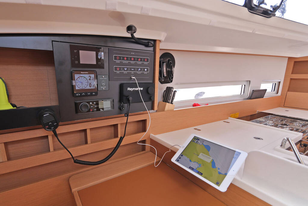 Sailing yacht Sun Odyssey 410 Paris