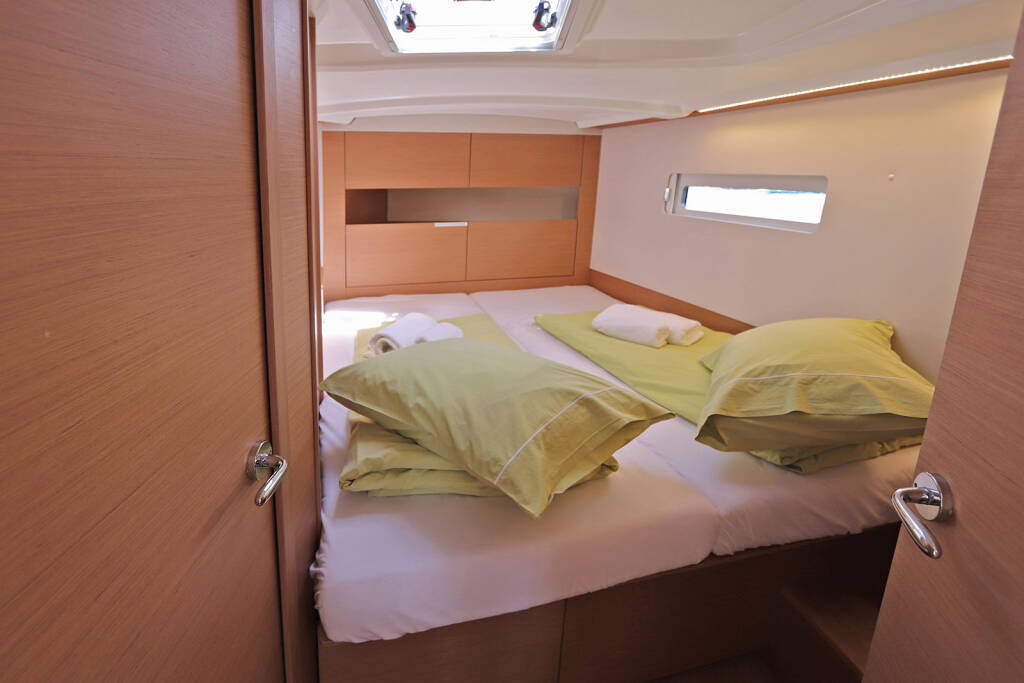 Sailing yacht Sun Odyssey 410 Paris