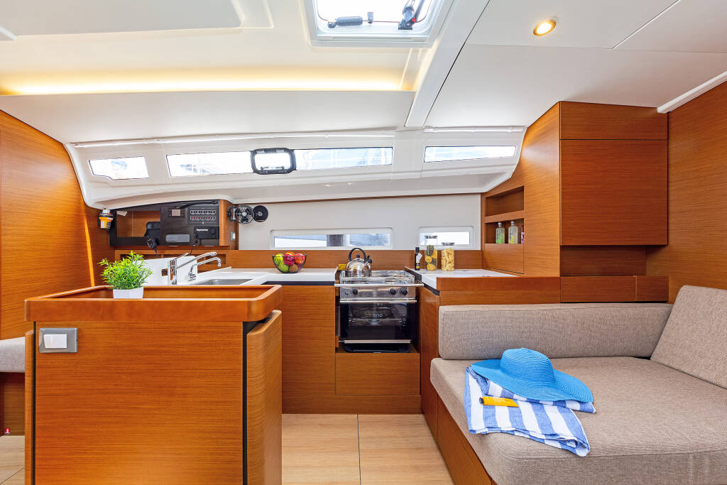 Sailing yacht Sun Odyssey 410 Zheng Yi Sao (郑一嫂)