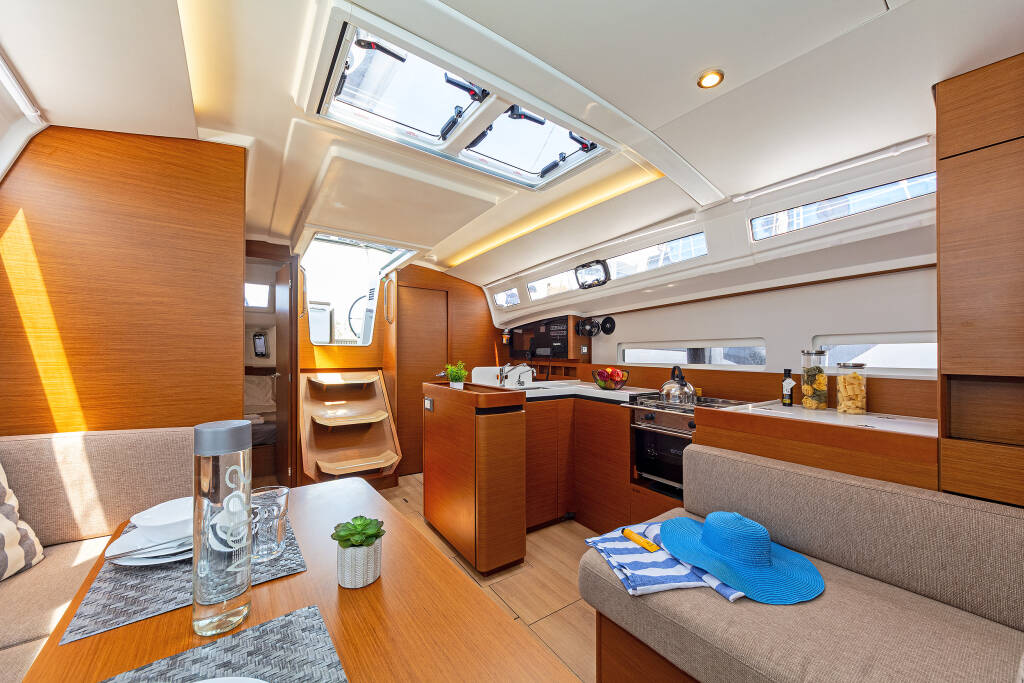 Sailing yacht Sun Odyssey 410 Zheng Yi Sao (郑一嫂)