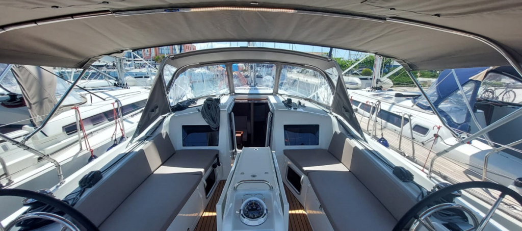 Sailing yacht Sun Odyssey 410 Baghera