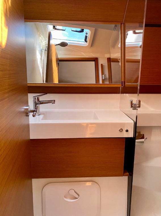 Sailing yacht Sun Odyssey 410 Baghera