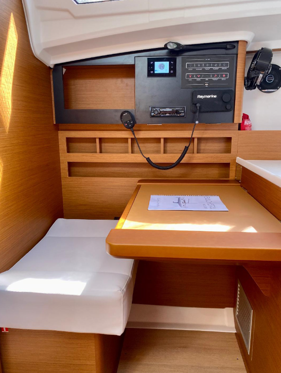 Sailing yacht Sun Odyssey 410 Baghera