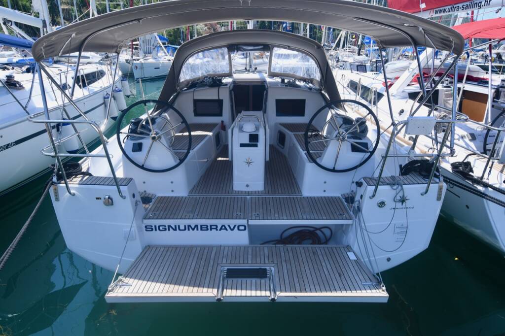 Sailing yacht Sun Odyssey 410 Signum Bravo
