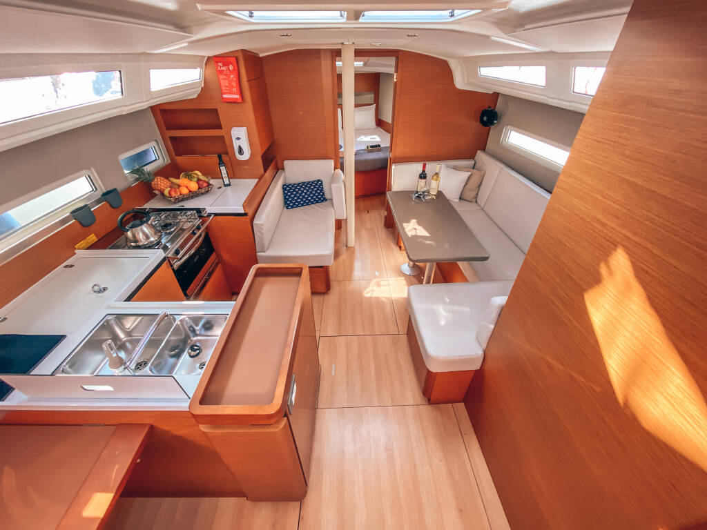 Sailing yacht Sun Odyssey 410 Aquaholic