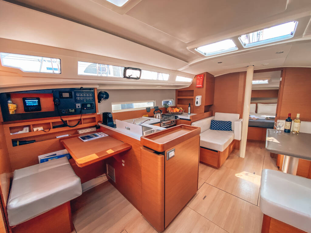 Sailing yacht Sun Odyssey 410 Aquaholic