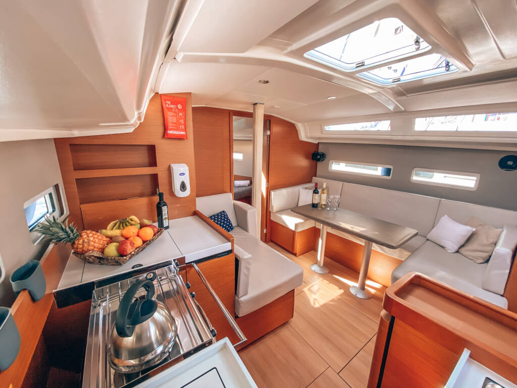 Sailing yacht Sun Odyssey 410 Aquaholic