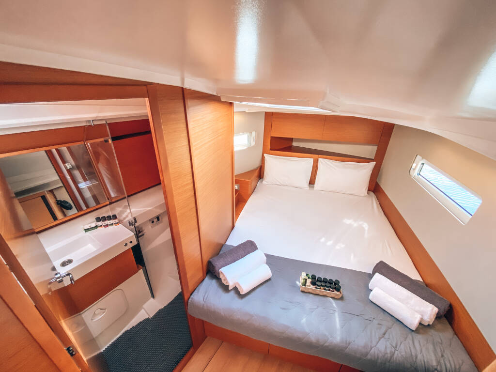 Sailing yacht Sun Odyssey 410 Aquaholic