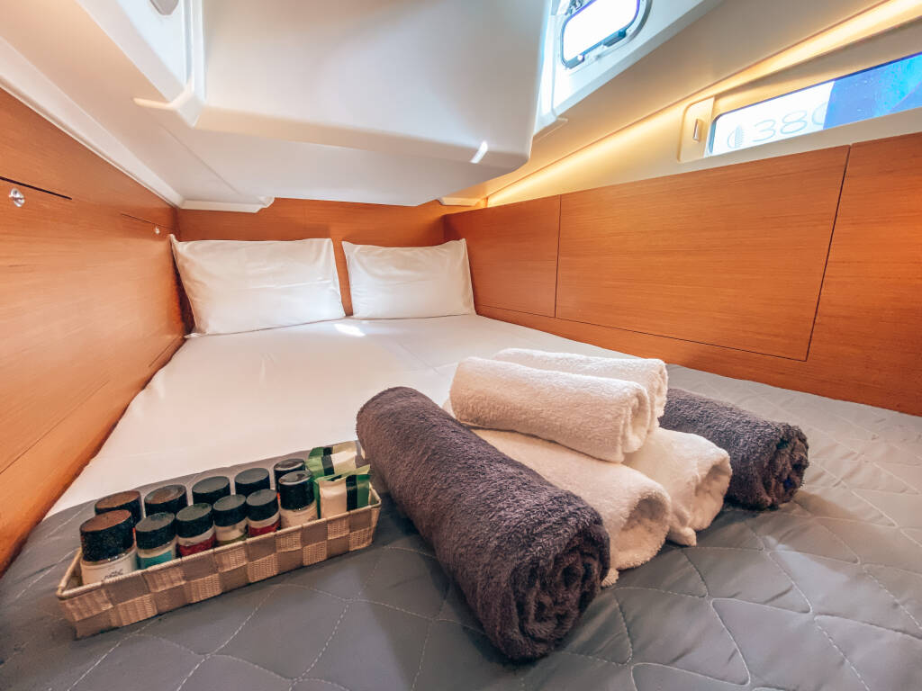 Sailing yacht Sun Odyssey 410 Aquaholic