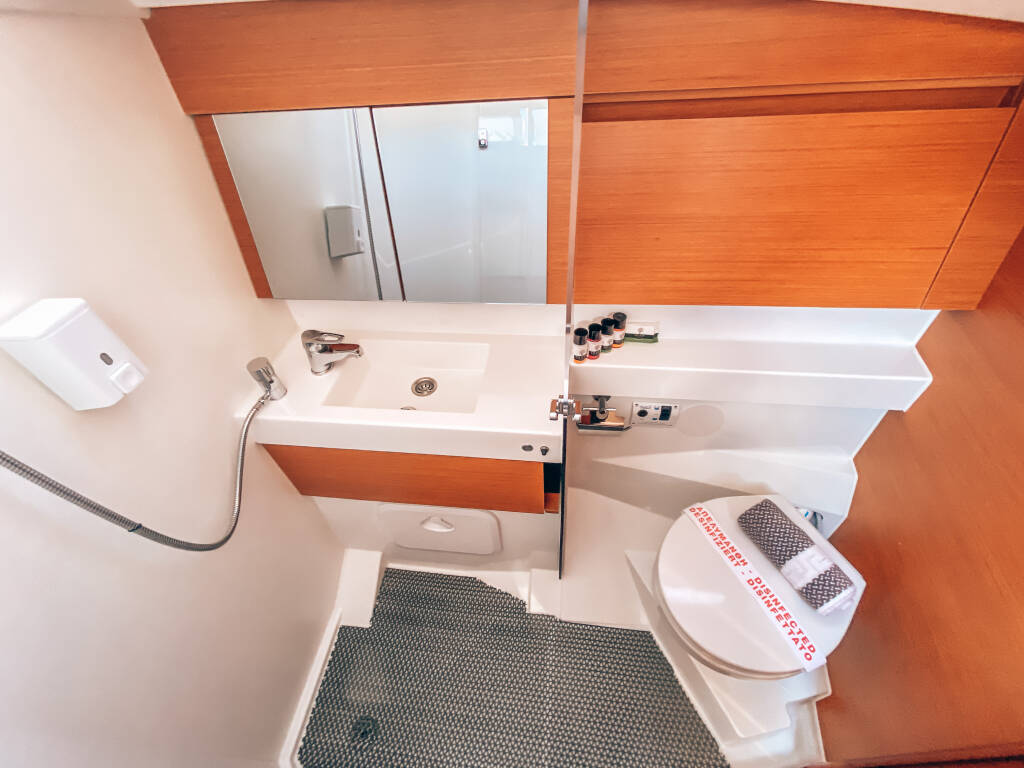 Sailing yacht Sun Odyssey 410 Aquaholic