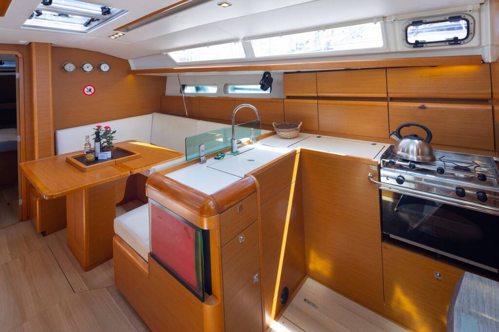 Sailing yacht Sun Odyssey 419 Penelope