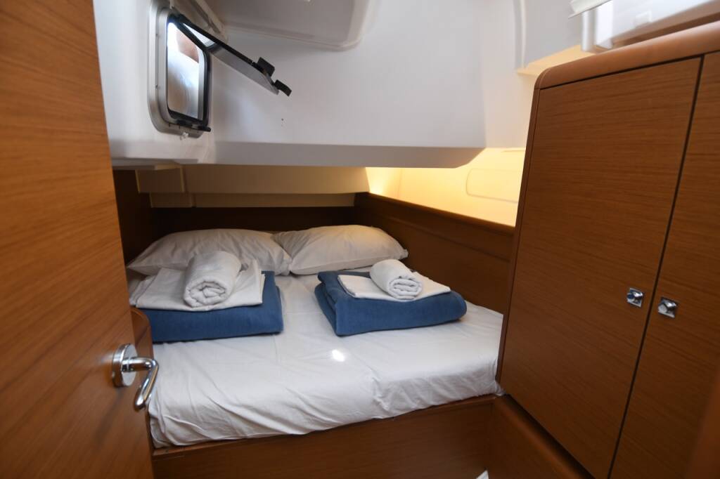 Sailing yacht Sun Odyssey 419 Euros