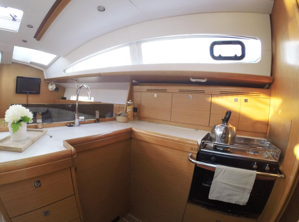 Sailing yacht Sun Odyssey 42 DS Sweet Alis
