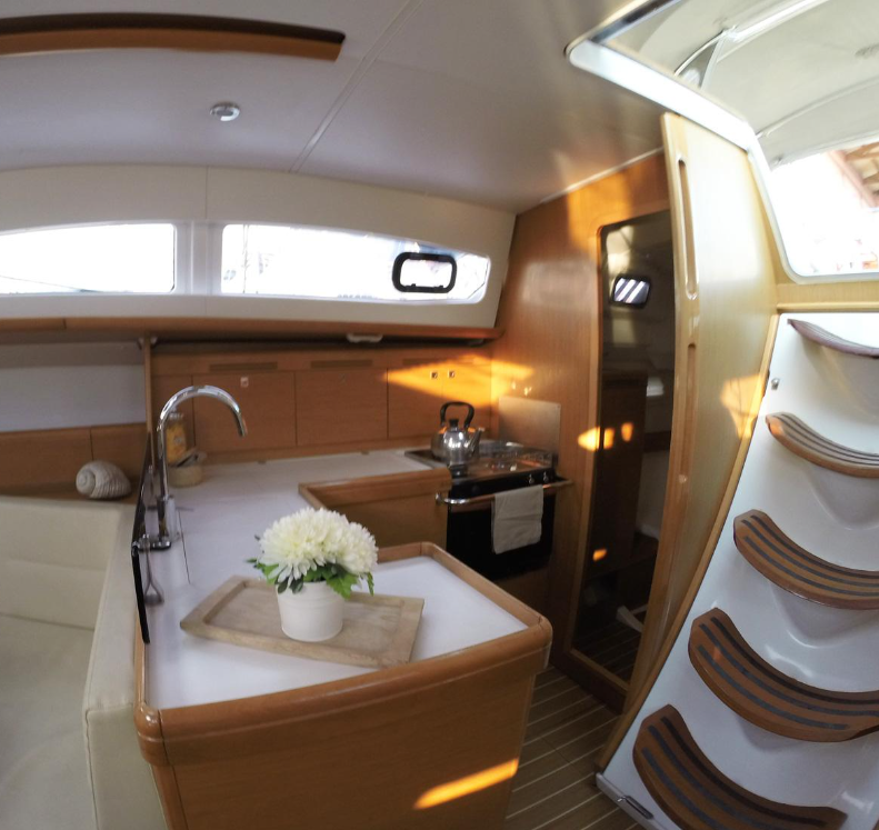 Sailing yacht Sun Odyssey 42 DS Sweet Alis