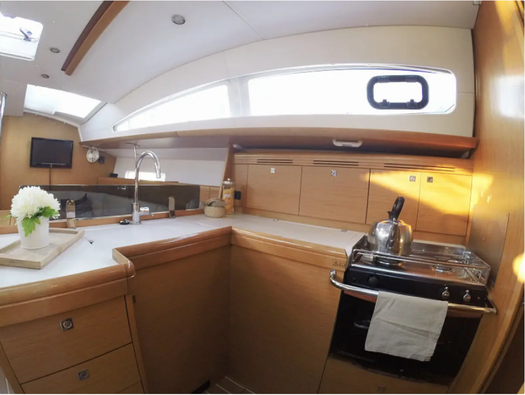 Sailing yacht Sun Odyssey 42 DS Sweet Alis
