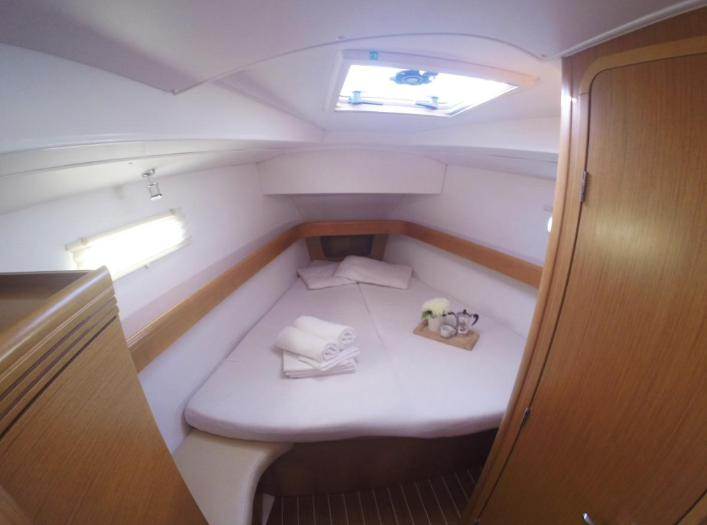 Sailing yacht Sun Odyssey 42 DS Sweet Alis