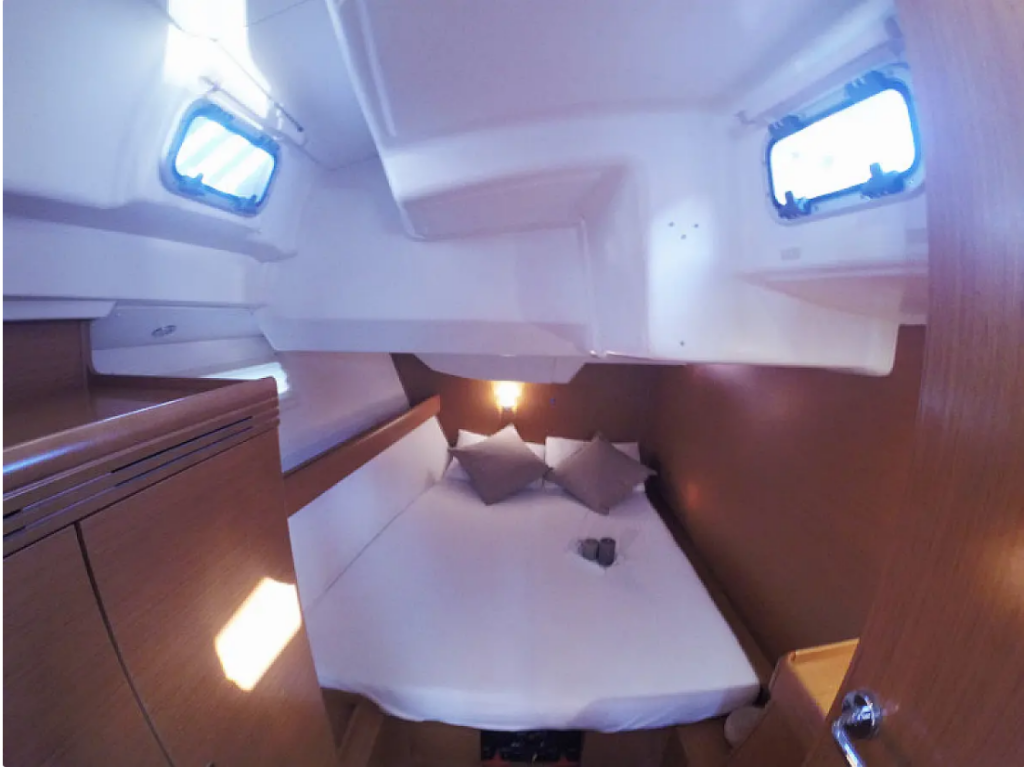 Sailing yacht Sun Odyssey 42 DS Sweet Alis