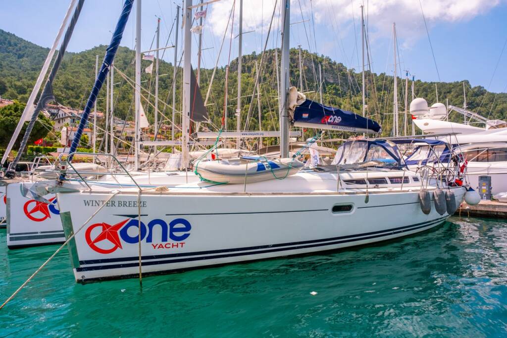 Sailing yacht Sun Odyssey 42i Winter Breeze