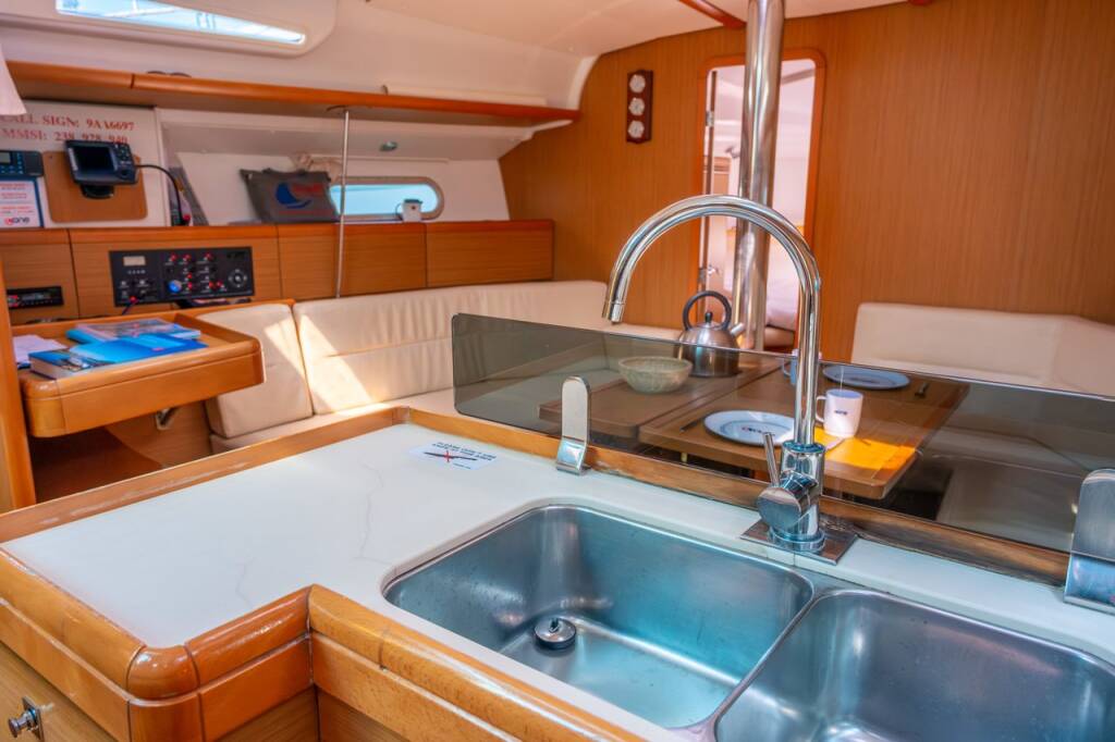 Sailing yacht Sun Odyssey 42i Winter Breeze