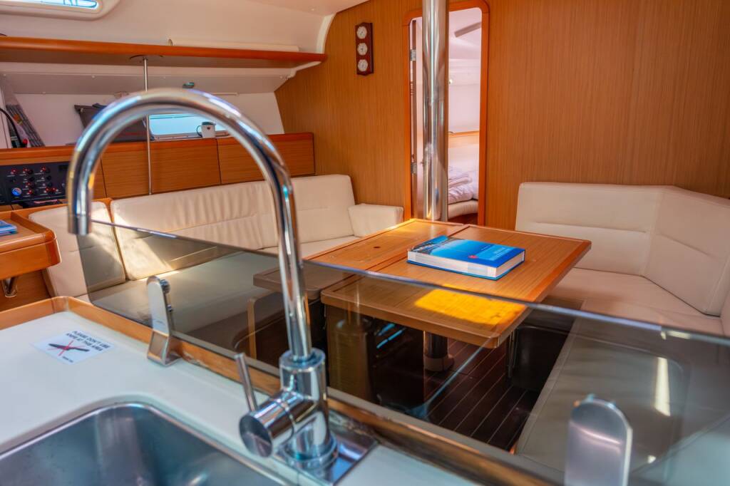 Sailing yacht Sun Odyssey 42i Winter Breeze
