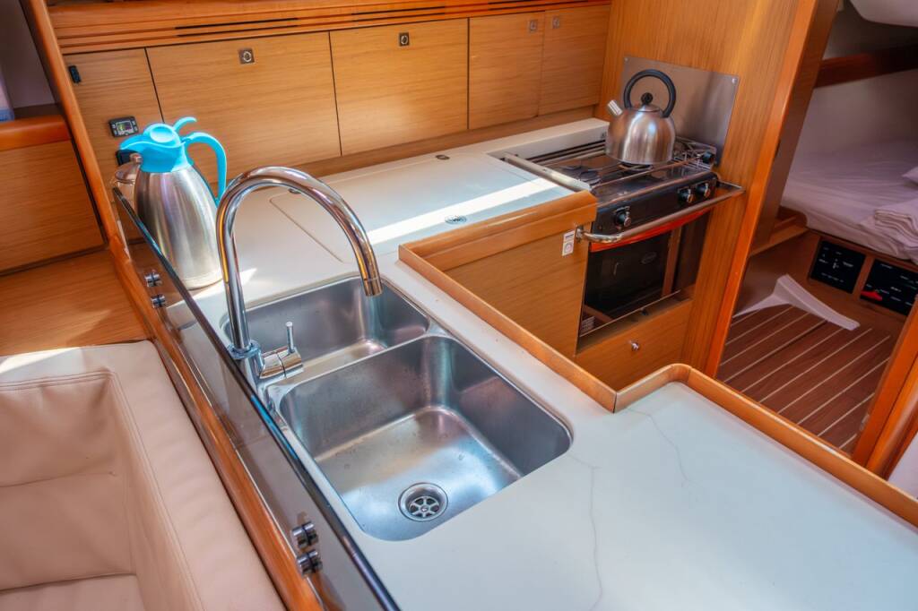 Sailing yacht Sun Odyssey 42i Winter Breeze