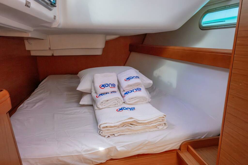 Sailing yacht Sun Odyssey 42i Winter Breeze