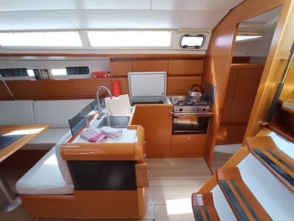 Sailing yacht Sun Odyssey 439 Blue Swan