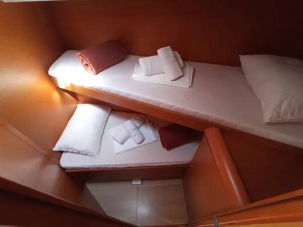 Sailing yacht Sun Odyssey 439 Blue Swan