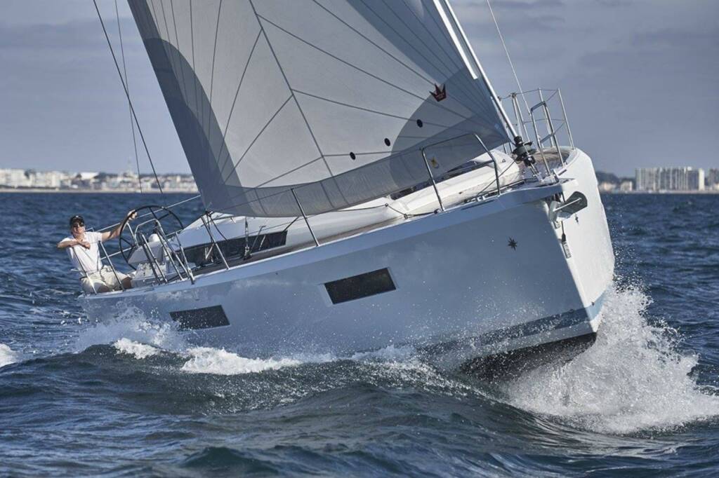 Sailing yacht Sun Odyssey 440 Ondeck