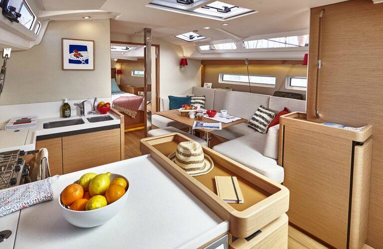 Sailing yacht Sun Odyssey 440 Ondeck