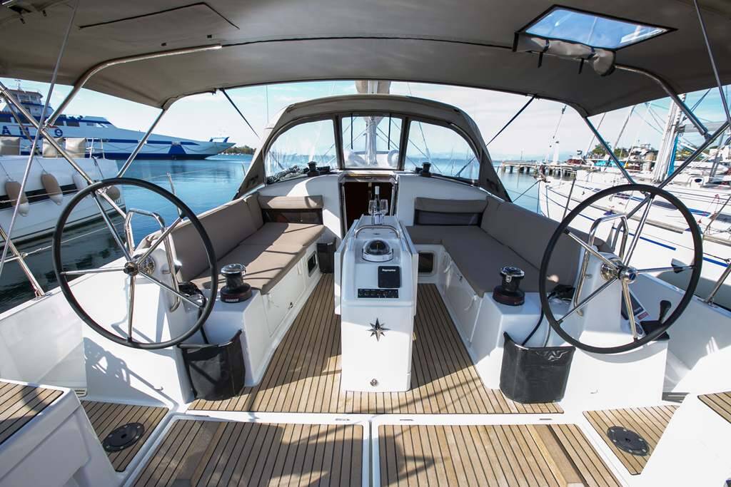 Sailing yacht Sun Odyssey 440 Endeavour