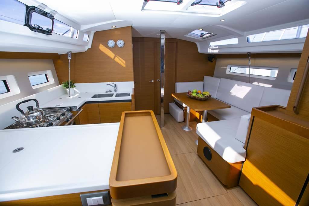 Sailing yacht Sun Odyssey 440 Endeavour