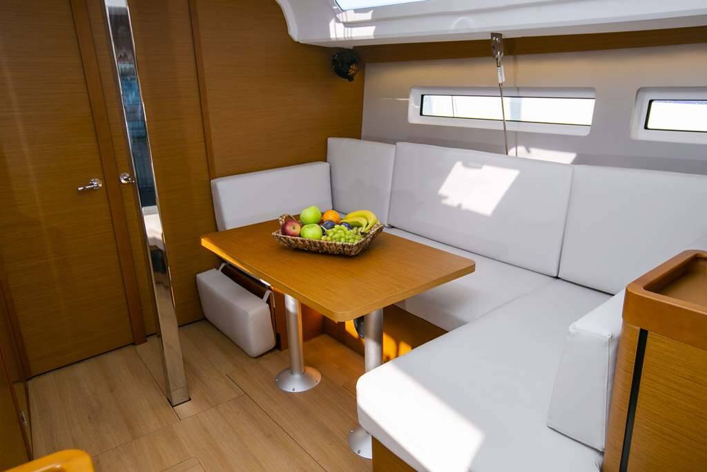 Sailing yacht Sun Odyssey 440 Endeavour