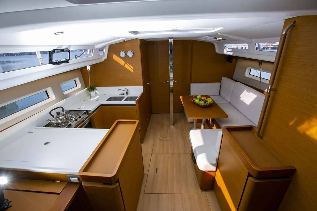 Sailing yacht Sun Odyssey 440 Endeavour