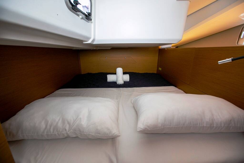Sailing yacht Sun Odyssey 440 Endeavour