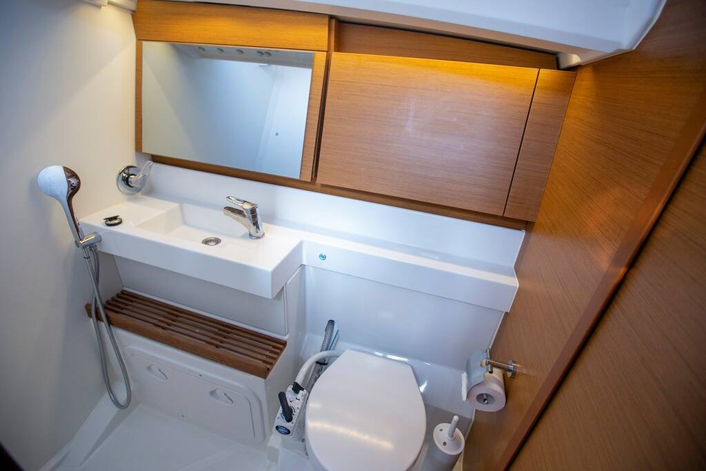 Sailing yacht Sun Odyssey 440 Endeavour