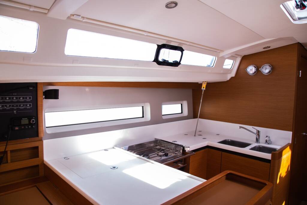 Sailing yacht Sun Odyssey 440 Monolith