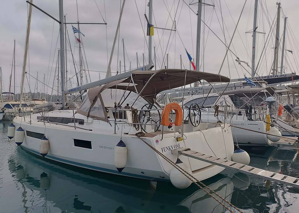 Sailing yacht Sun Odyssey 440 Funky One