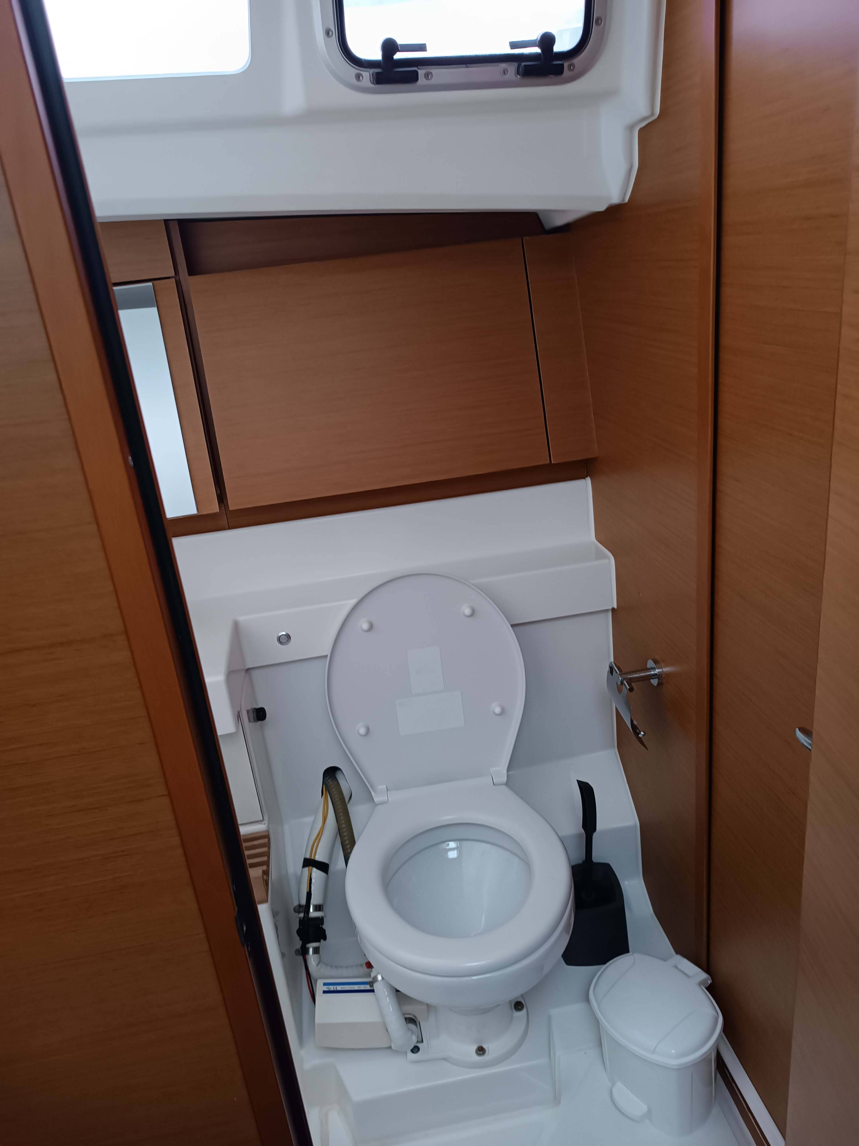 Sailing yacht Sun Odyssey 440 Funky One